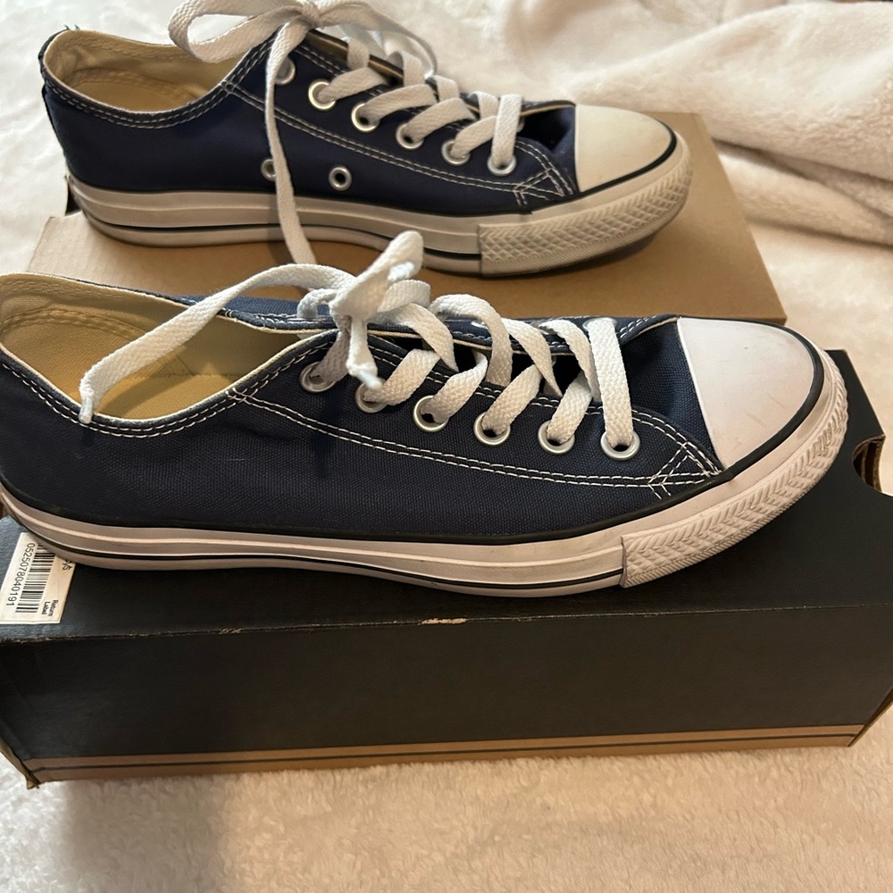 Converse nearly new navy. Great condition